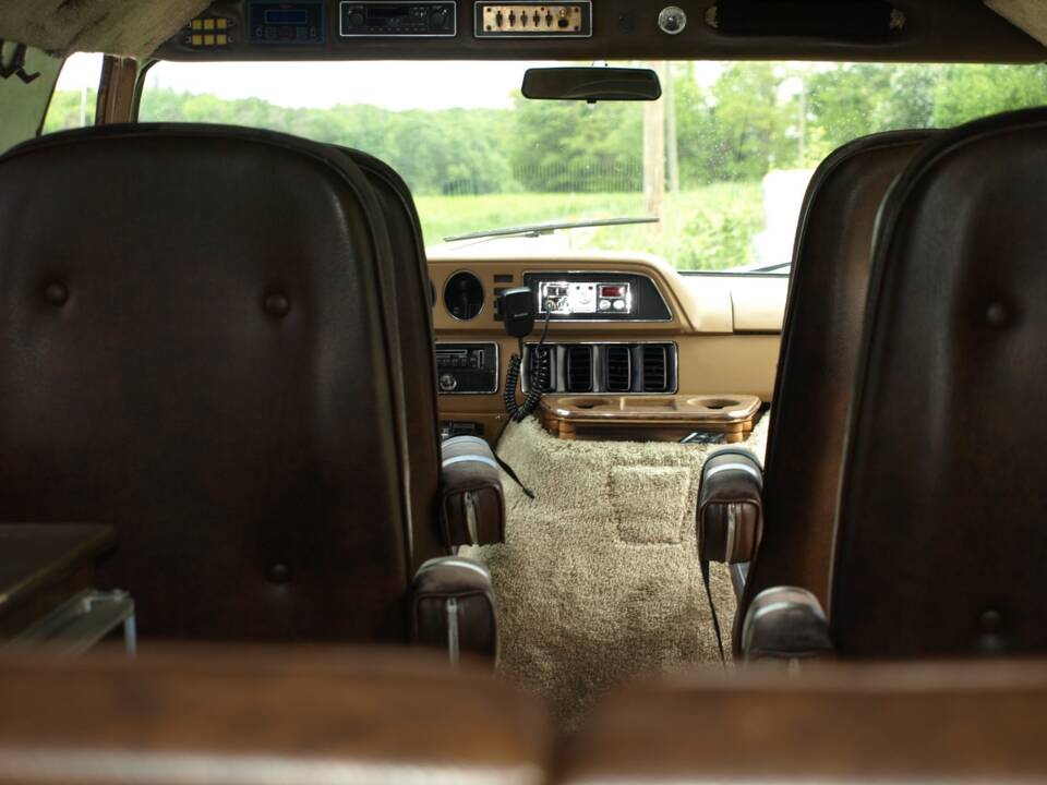 Immagine 115/143 di Dodge B 200 Sportsman (1978)