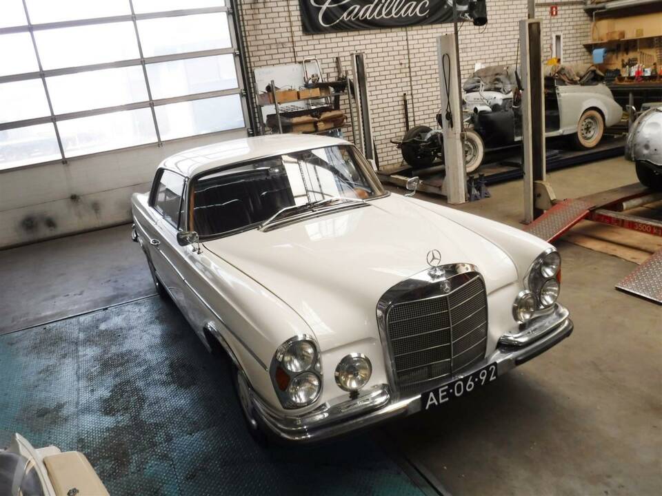 Image 28/49 of Mercedes-Benz 300 SE (1966)