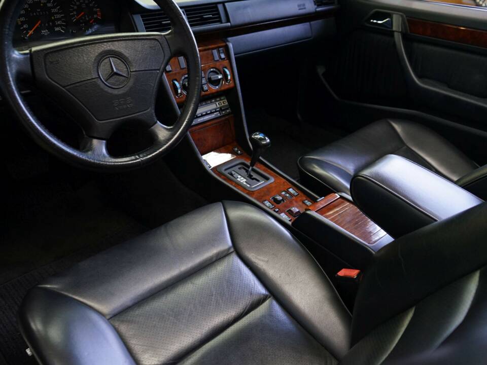 Afbeelding 32/50 van Mercedes-Benz 300 CE-24 (1993)