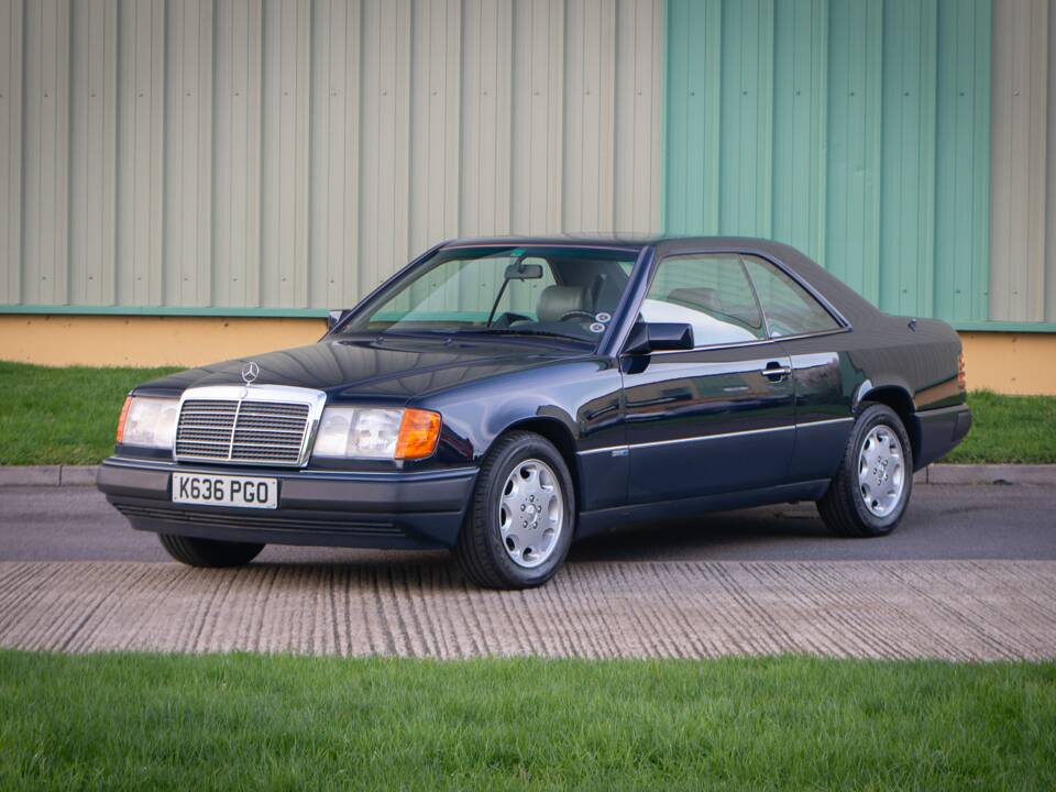 Bild 8/30 von Mercedes-Benz 300 CE (1992)