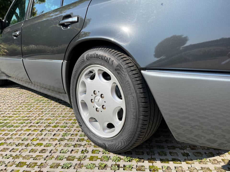 Imagen 7/20 de Mercedes-Benz 500 E (1992)