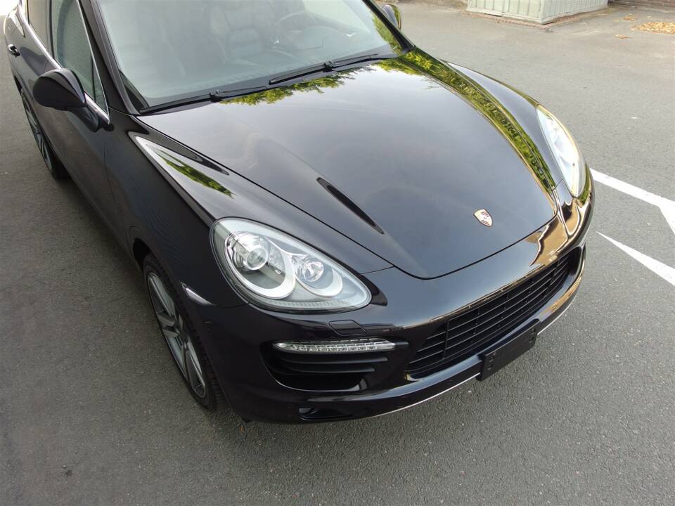 Bild 9/98 von Porsche Cayenne Turbo (2010)