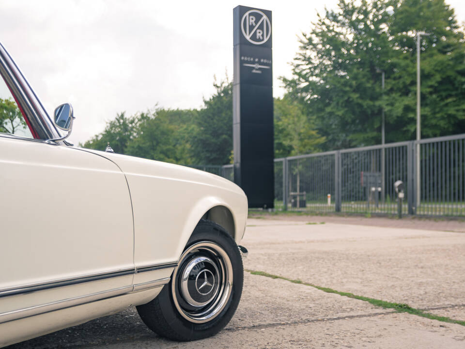 Image 25/60 of Mercedes-Benz 230 SL (1967)