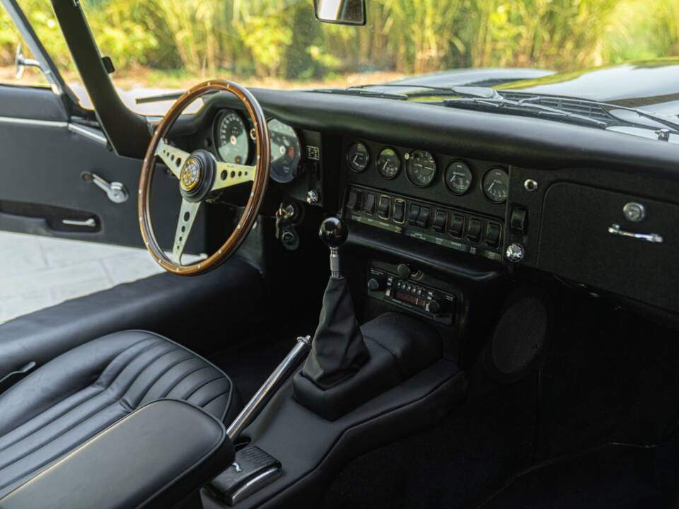 Image 27/50 de Jaguar E-Type (1968)