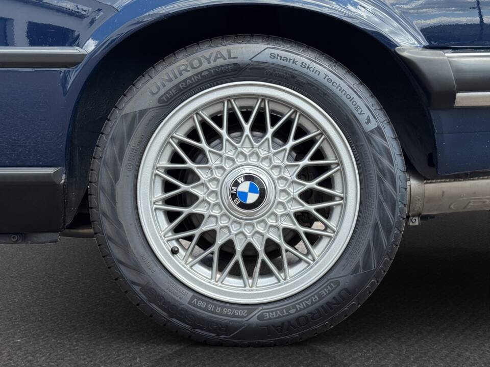Image 18/27 of BMW 320i (1990)