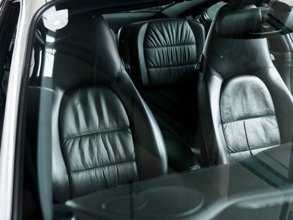 Image 23/50 of Porsche 911 Carrera 4S (2004)