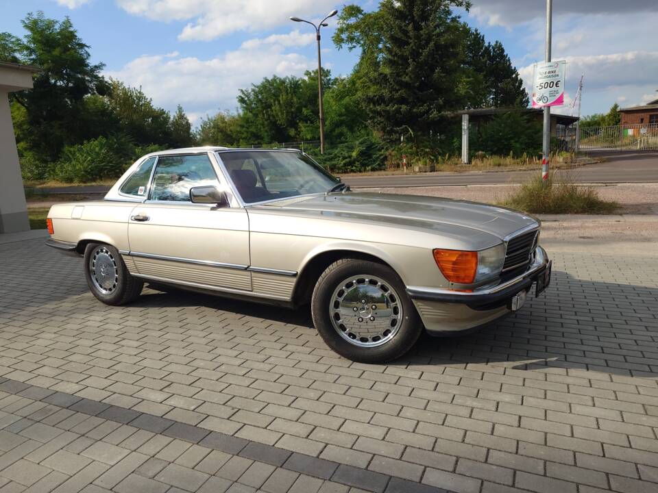 Afbeelding 14/43 van Mercedes-Benz 560 SL (1988)