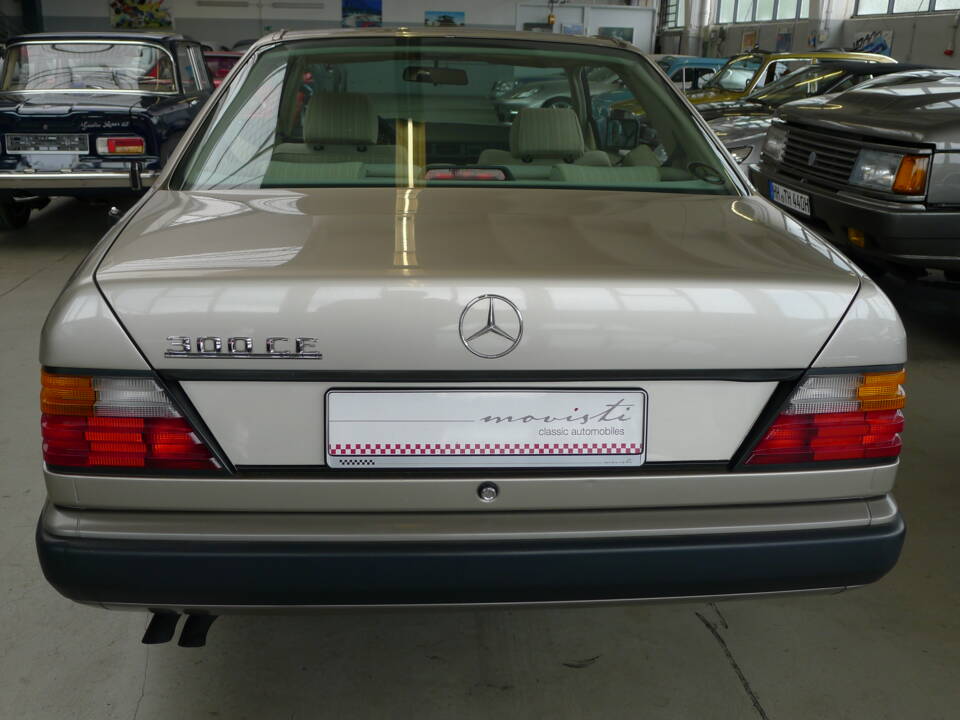 Image 30/33 of Mercedes-Benz 300 CE (1988)