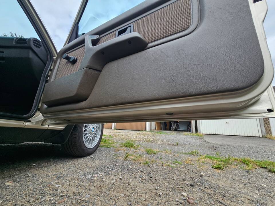 Imagen 11/14 de BMW 325i (1985)