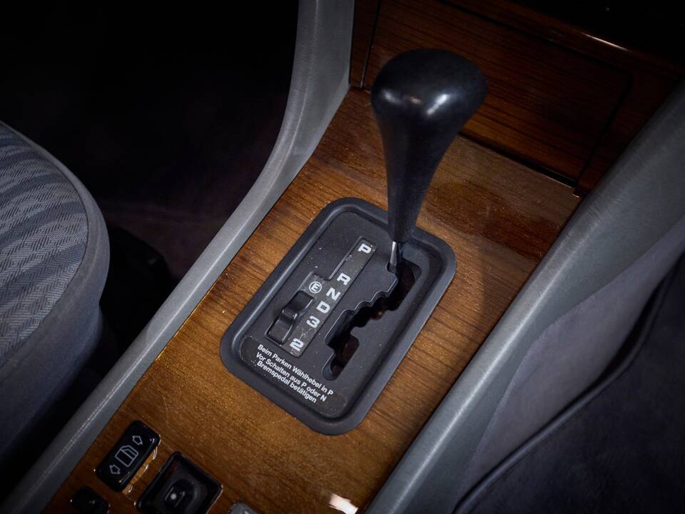 Image 65/100 of Mercedes-Benz 230 TE (1990)