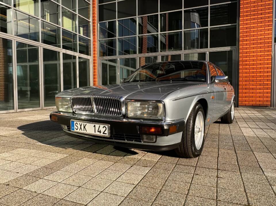 Image 10/29 de Daimler Double Six (1993)