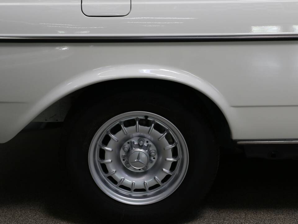 Bild 24/38 von Mercedes-Benz 230 CE (1984)