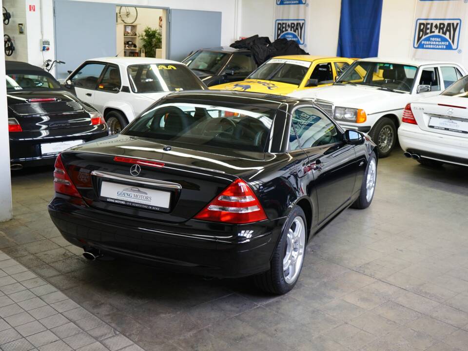 Immagine 14/44 di Mercedes-Benz SLK 230 Kompressor (2003)