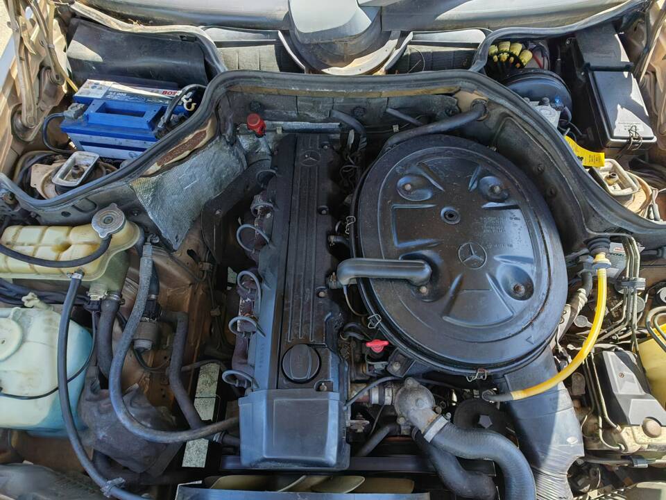 Image 42/42 of Mercedes-Benz 300 CE (1988)