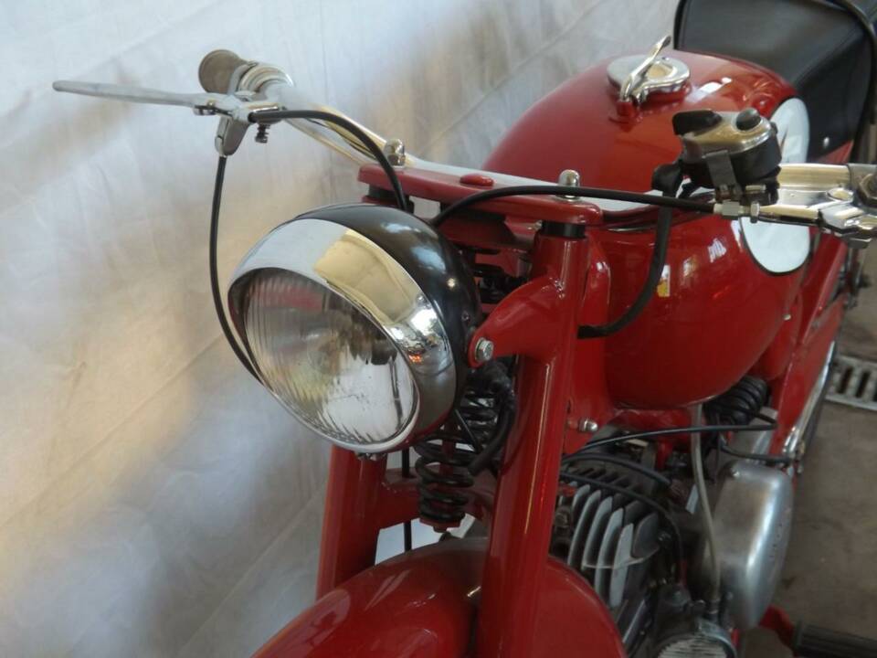 Image 26/44 of Moto Guzzi Cardellino 75 (1957)