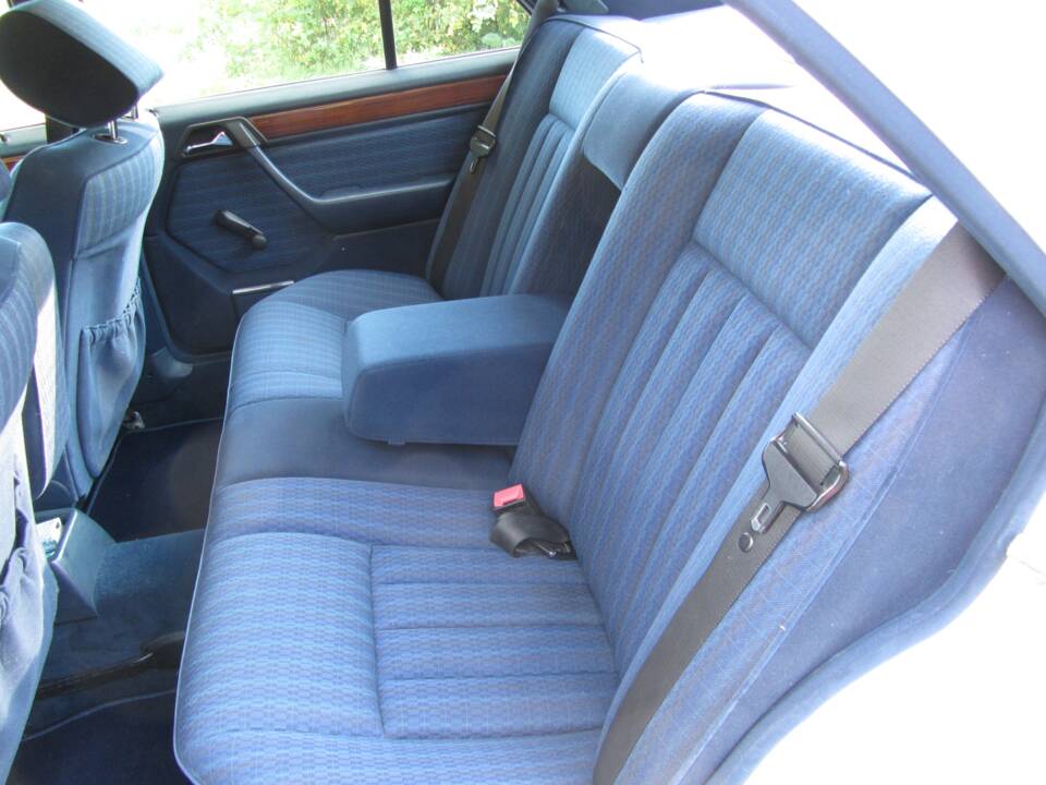 Immagine 13/19 di Mercedes-Benz 260 E (1990)