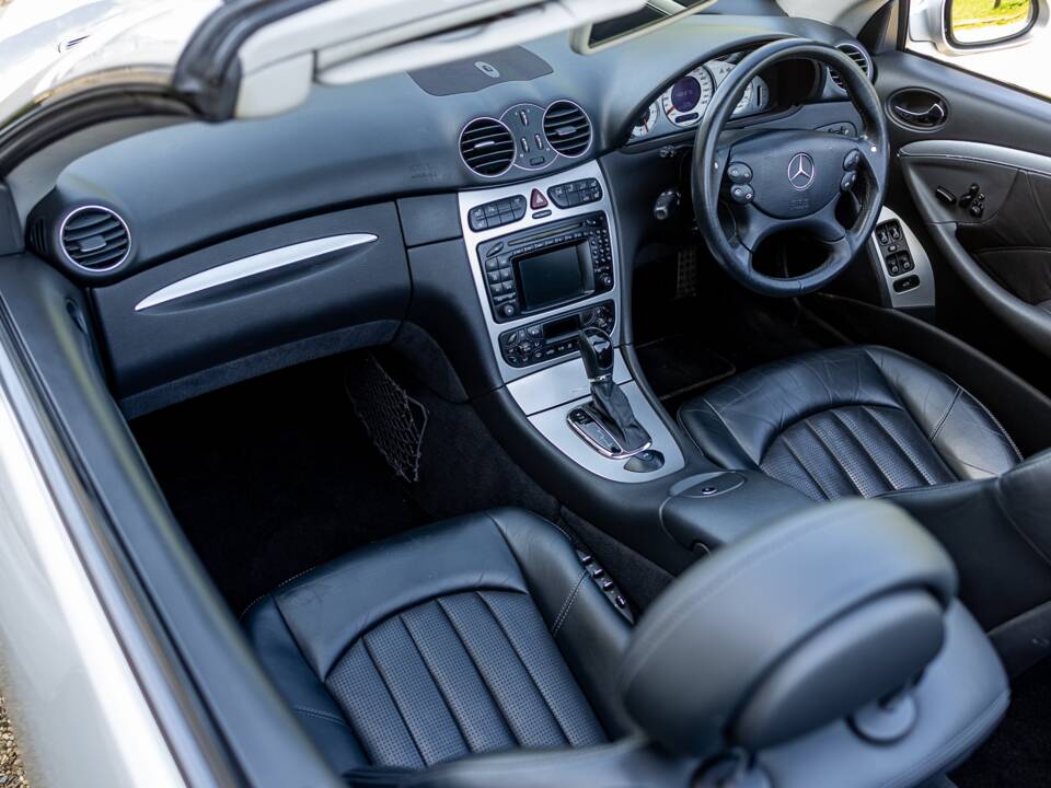 Image 40/50 of Mercedes-Benz CLK 55 AMG (2003)