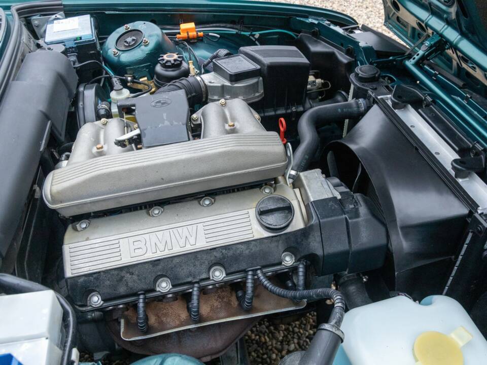 Image 34/50 of BMW 316i Touring (1993)