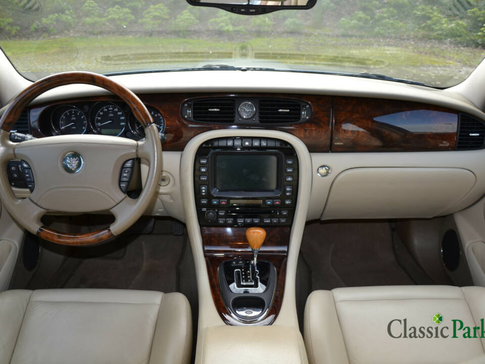 Image 13/50 of Jaguar XJ 8 3.5 (2003)