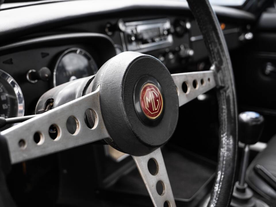 Bild 35/44 von MG MGB GT (1971)