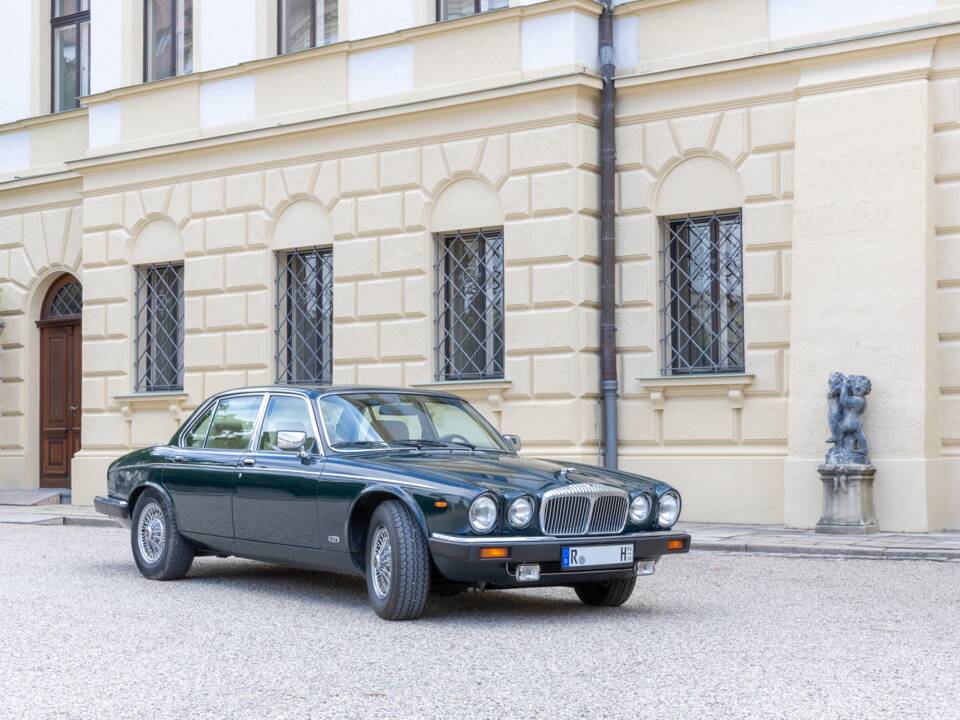 Bild 1/7 von Daimler Double Six (1991)