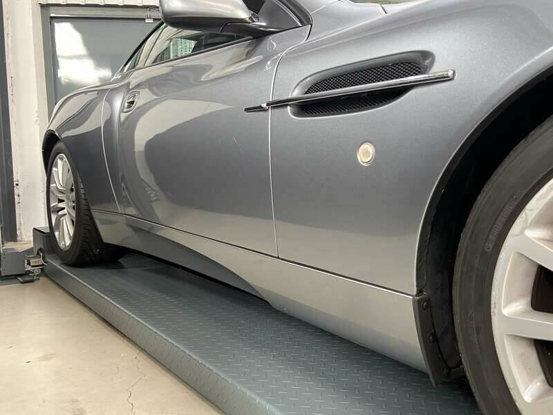 Image 13/50 of Aston Martin V12 Vanquish (2003)