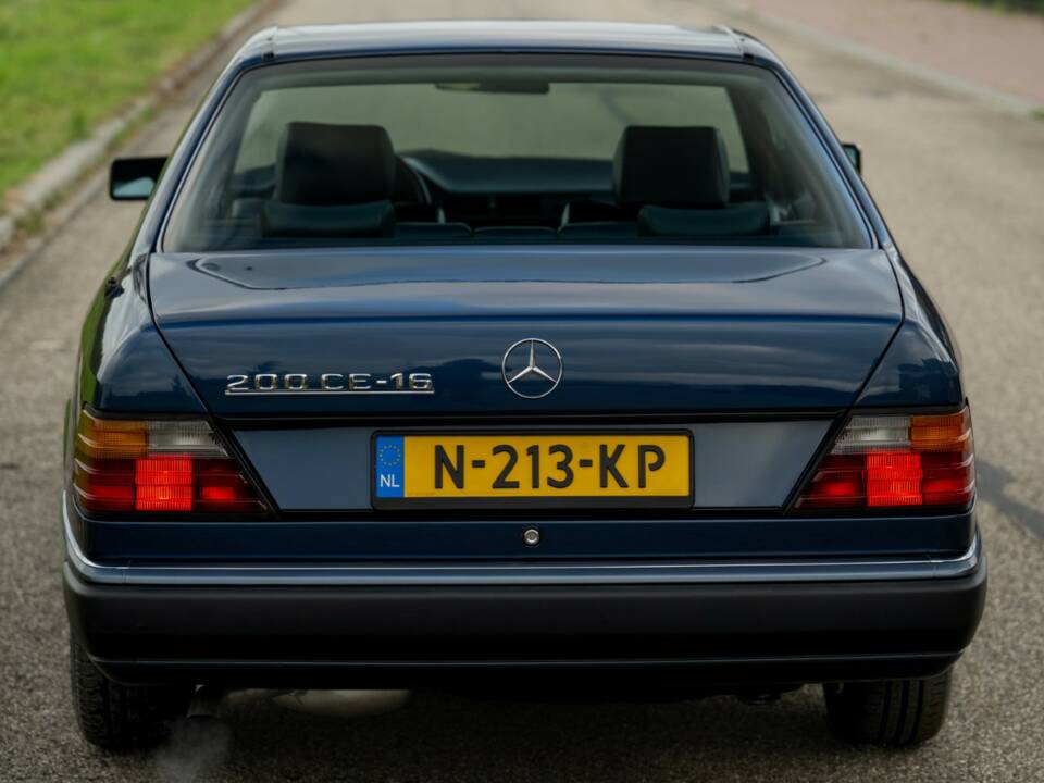 Bild 45/79 von Mercedes-Benz 200 CE (1993)