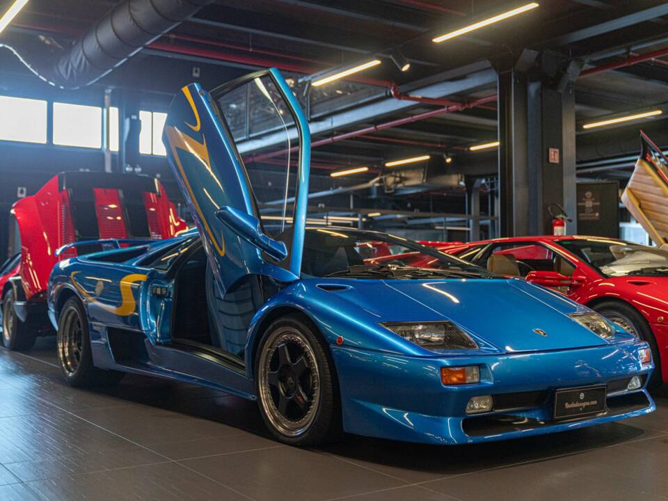 Image 2/36 of Lamborghini Diablo SV (1998)