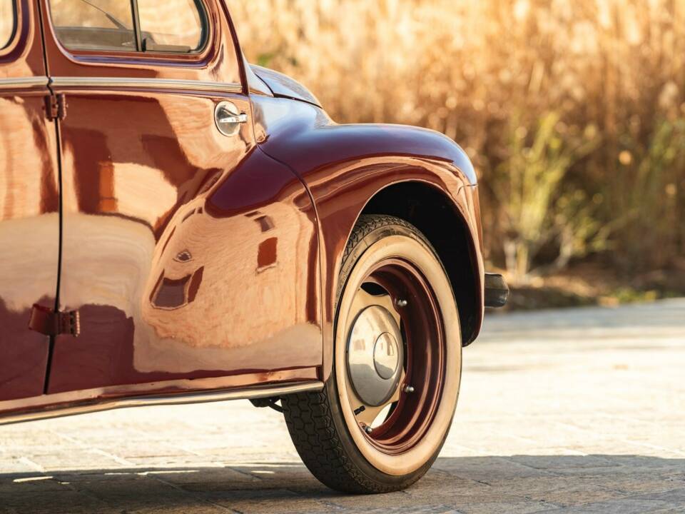 Image 36/50 of Renault 4 CV Décapotable (1957)