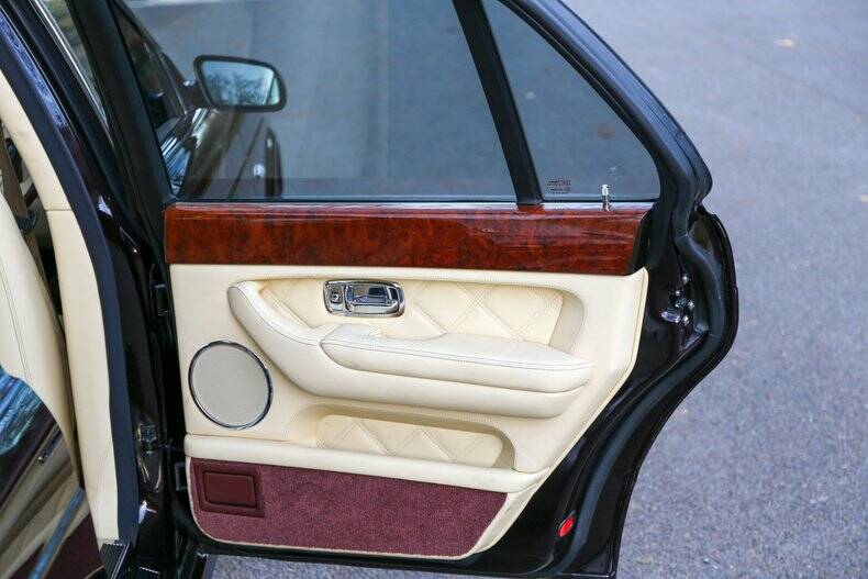 Image 41/50 of Bentley Arnage T 24 Mulliner (2002)