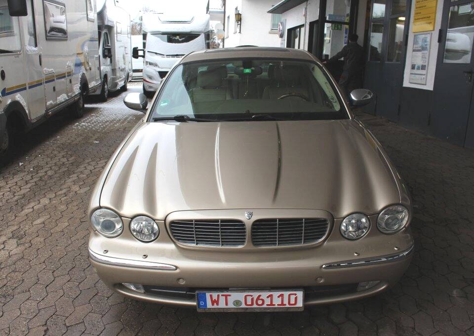 Image 6/24 de Jaguar XJ 8 4.2 (2005)