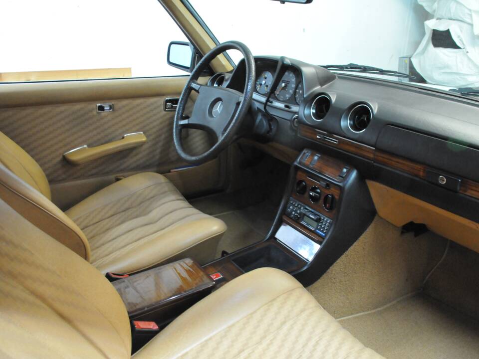 Bild 11/28 von Mercedes-Benz 230 C (1980)