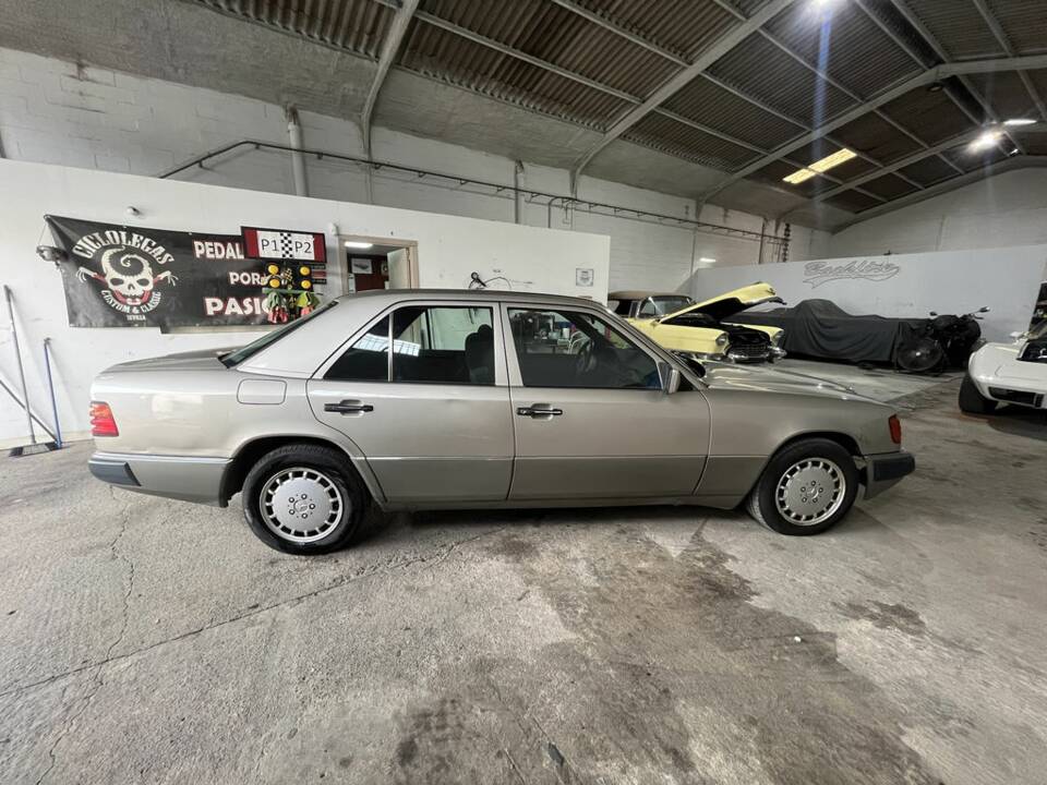 Image 8/8 of Mercedes-Benz 300 E-24 (1992)