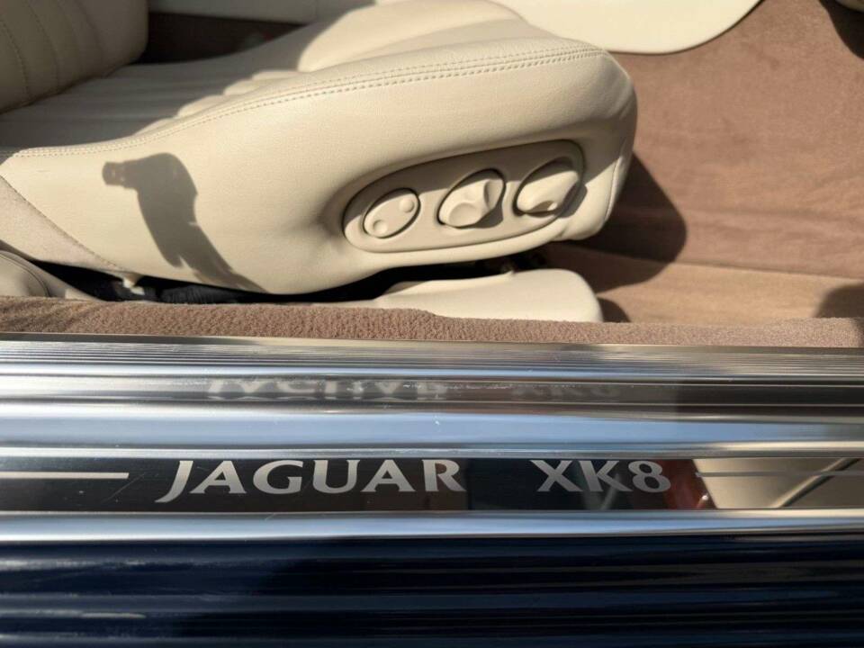 Image 18/35 of Jaguar XK8 4.0 (2002)
