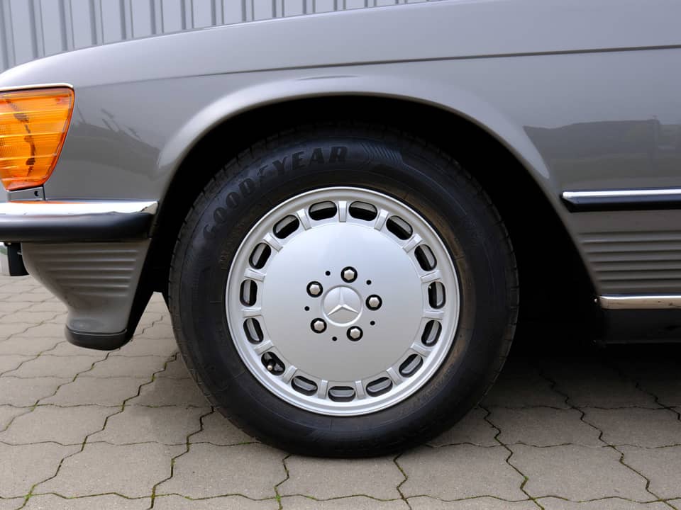 Image 49/96 of Mercedes-Benz 560 SL (1987)