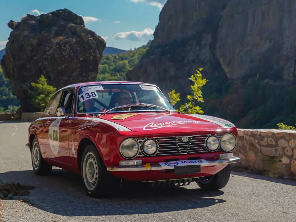 Image 2/4 of Alfa Romeo 2000 Berlina (1972)