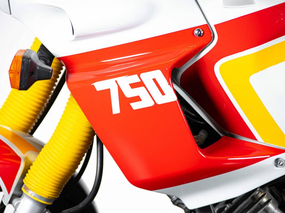 Image 12/35 de Yamaha XTZ 750 Super Ténéré (1989)