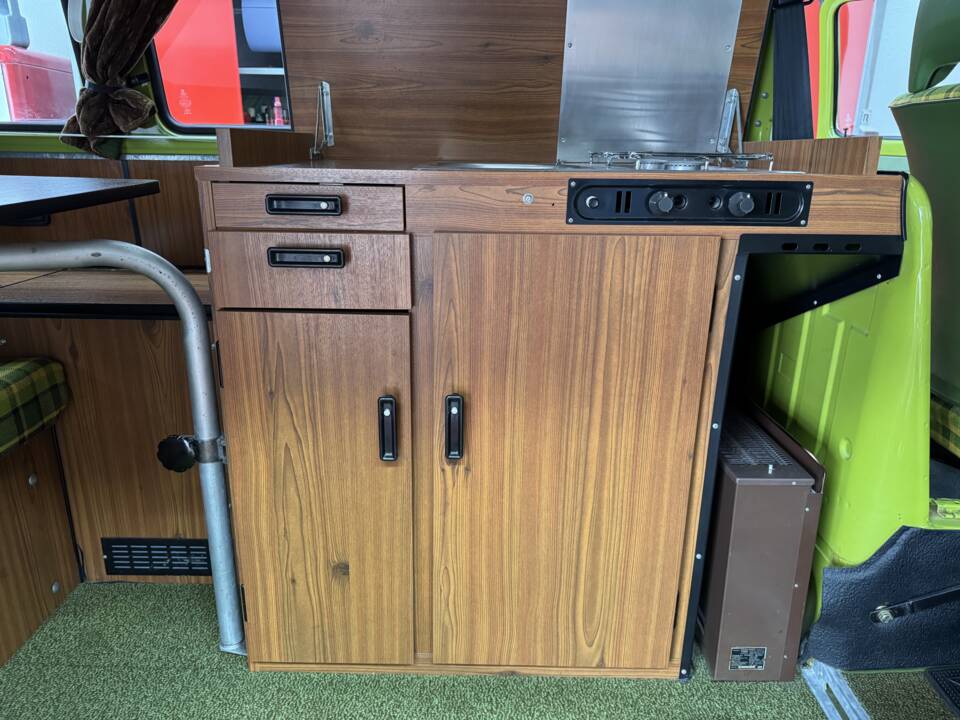 Image 69/100 of Volkswagen T2b Westfalia (1979)