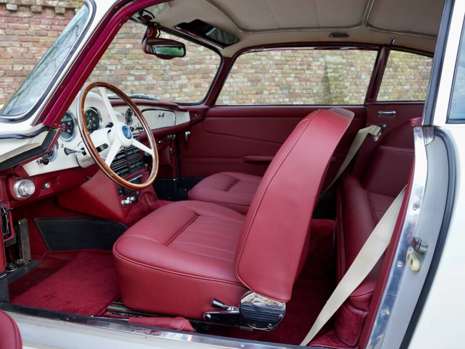Afbeelding 3/50 van Aston Martin DB 4 (1961)