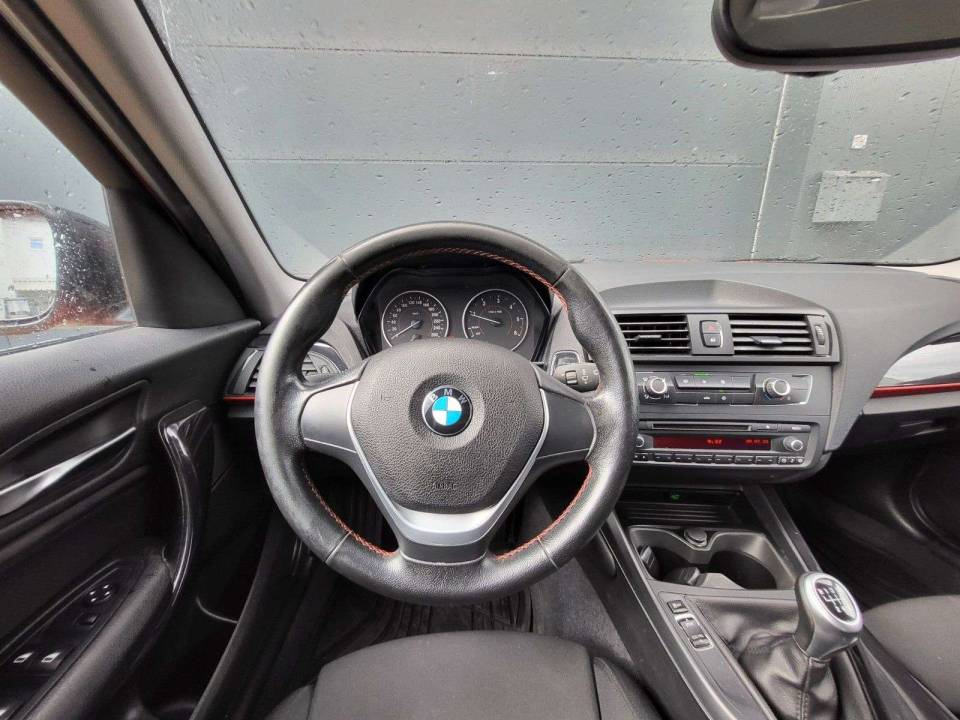 Image 11/15 of BMW 118d (2012)