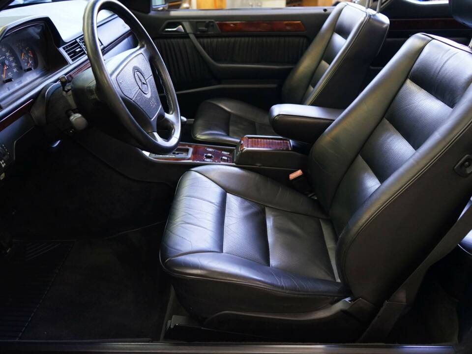 Immagine 20/30 di Mercedes-Benz 320 CE (1993)