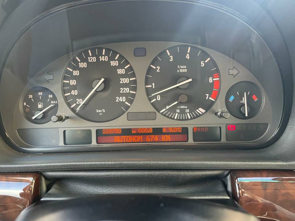 Image 5/12 of BMW 740i (1997)