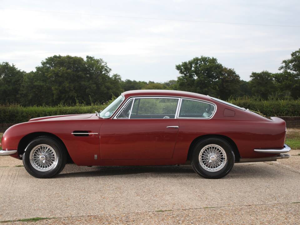 Image 2/23 of Aston Martin DB 6 (1966)