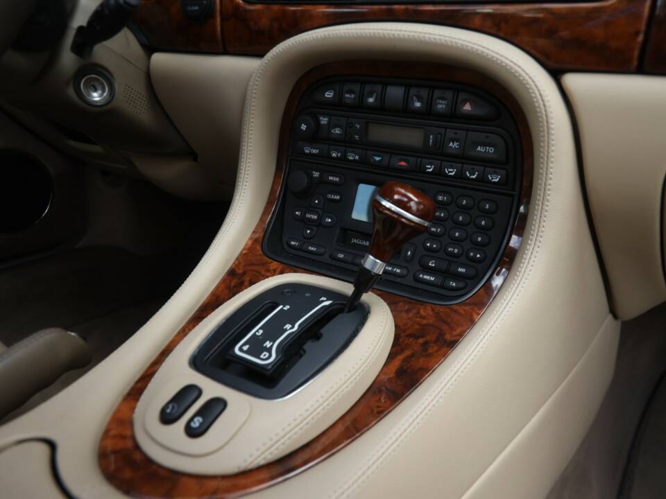 Bild 44/50 von Jaguar XJ 8 4.0 Executive (2001)