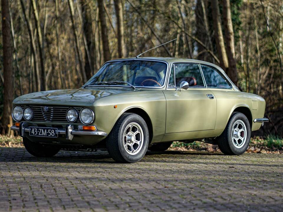 Image 3/8 of Alfa Romeo 2000 GT Veloce (1975)