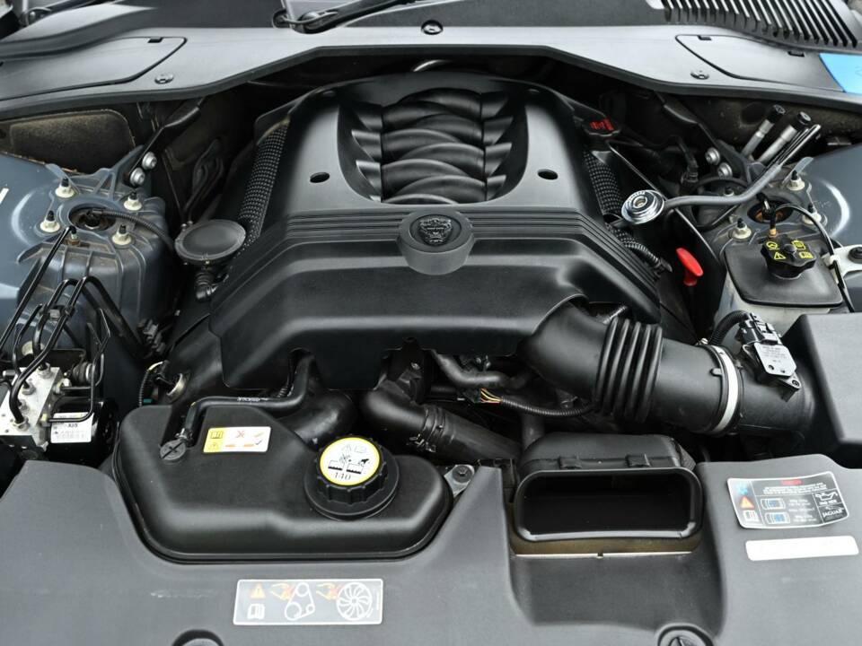 Image 36/50 of Jaguar XJ 8 4.2 (2007)