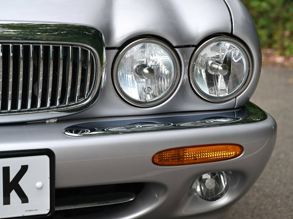 Immagine 21/50 di Jaguar XJ 8 Executive (2002)