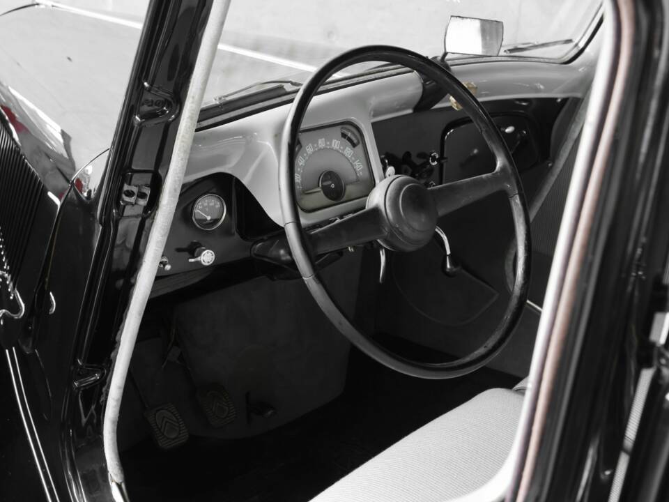 Image 21/50 of Citroën Traction Avant 11 BL (1953)