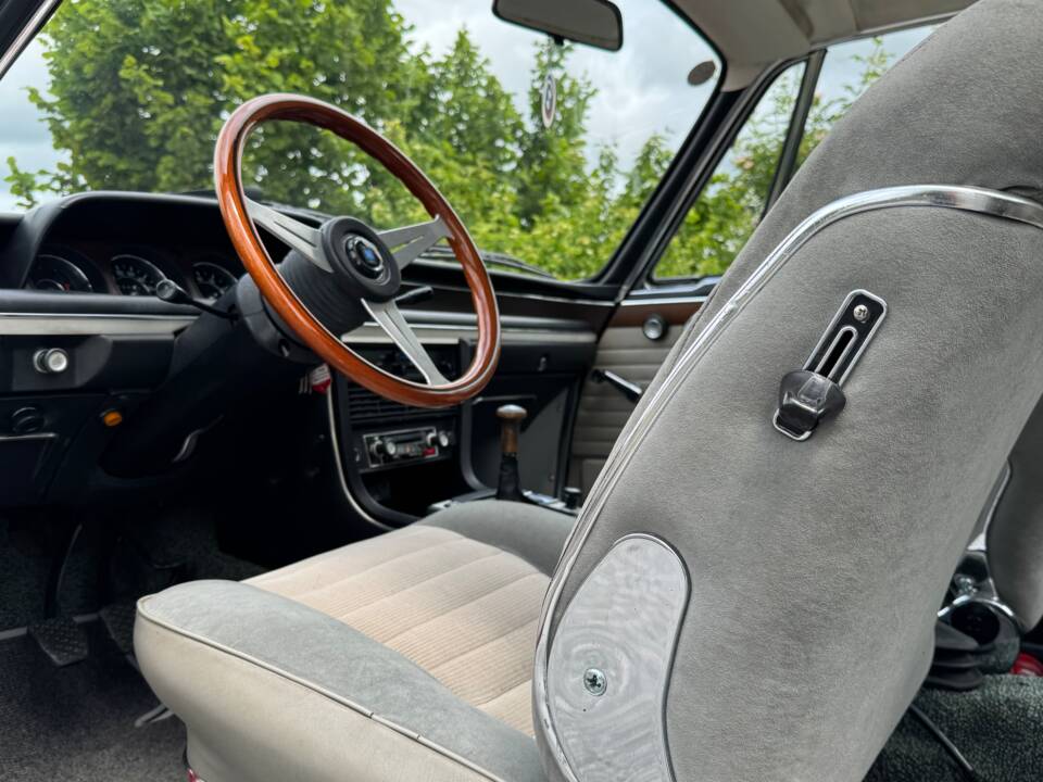 Image 29/73 of BMW 2,5 CS (1975)