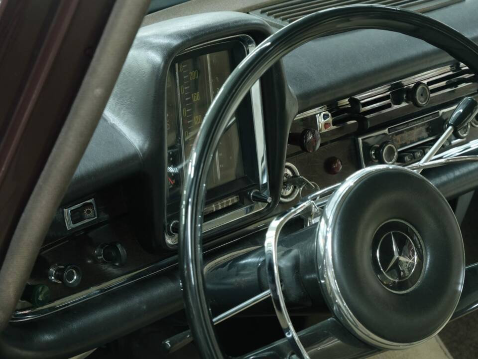 Image 28/50 of Mercedes-Benz 300 SE lang (1965)